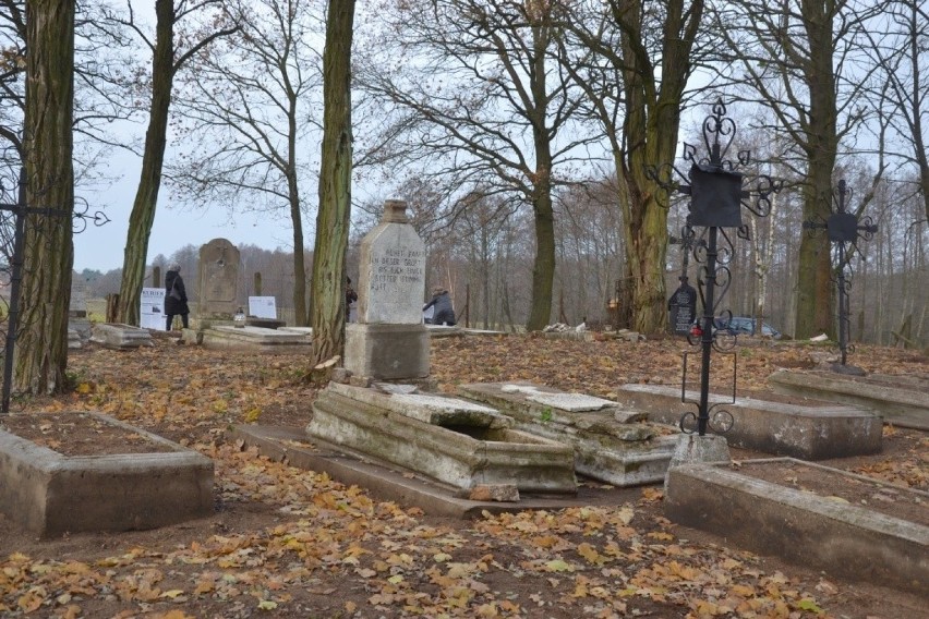 W Łąkiem w gminie Skępe uporządkowali cmentarz ewangelicki, a później wspólnie się modlili podczas nabożeństwa ekumenicznego [zdjęcia]