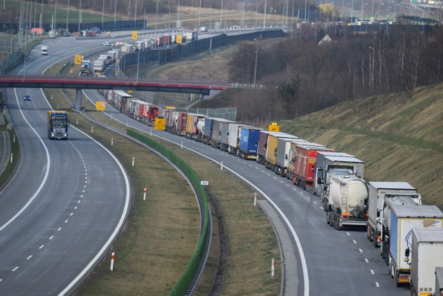 Sznur ciężarówek oczekuje na autostradzie A1 na wjazd do Czech