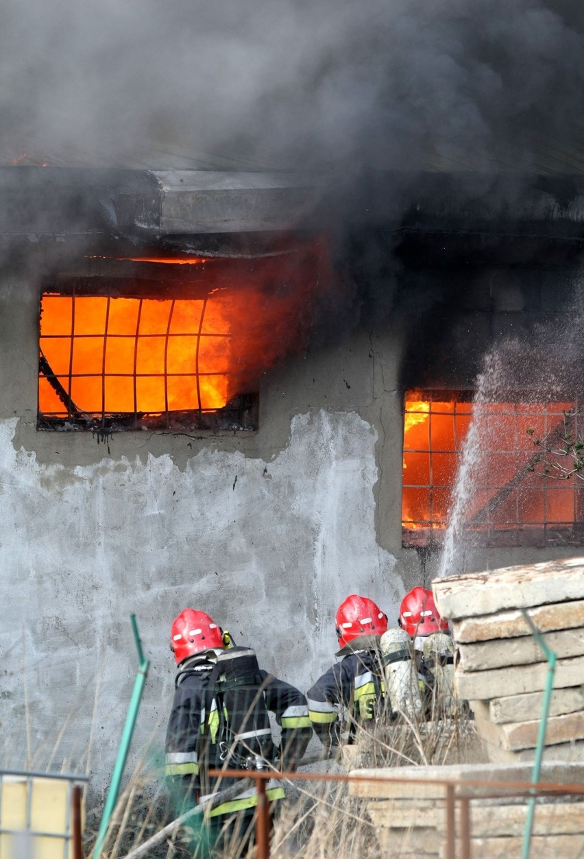 Pożar hali w Gdyni: Spaliła się hala przy Vistalu (okolice ul. Hutniczej) ZDJĘCIA Z AKCJI