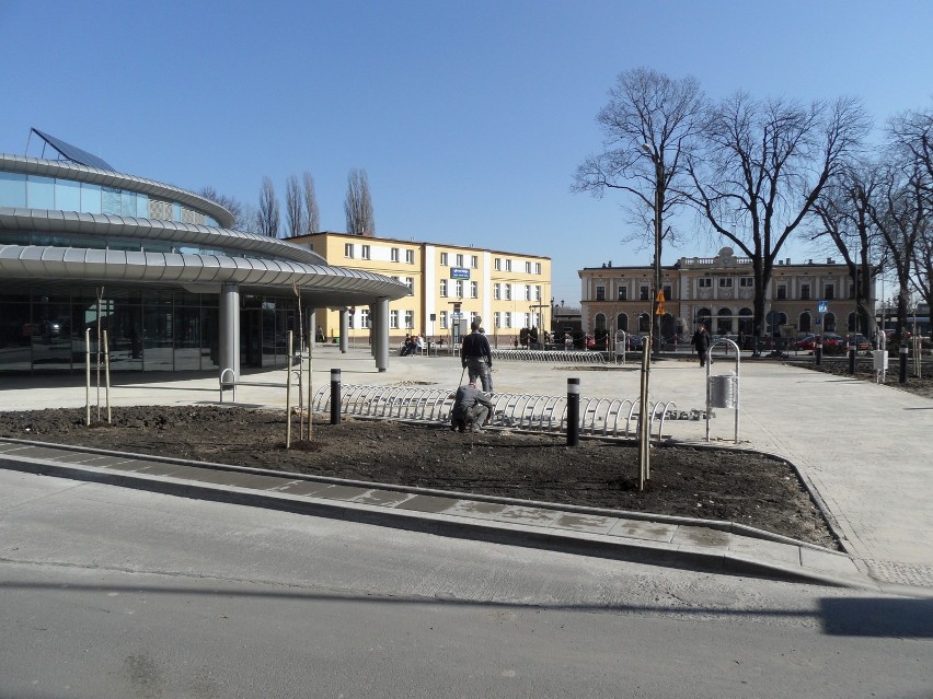 Plac i układ drogowy przed dworcem MZKP zostały przebudowane...
