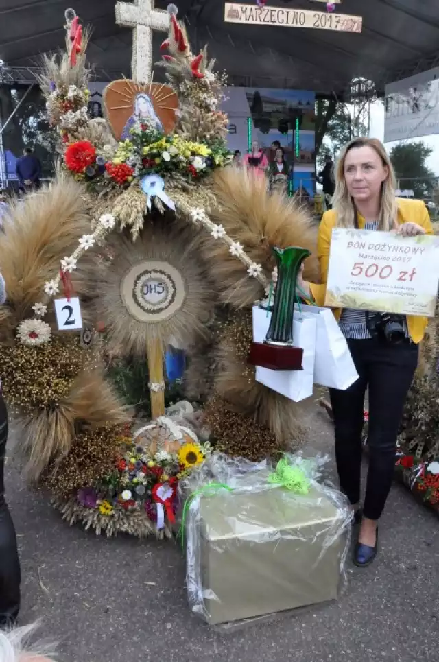 Gmina Nowy Dwór Gdański. W czasie gminnych dożynek w Marzęcinie odbył się coroczny turniej Sołectwo na Medal. Wybrano również najpiękniejsze wieńce i stoiska sołeckie. Sprawdź kto został laureatem w czasie święta plonów.