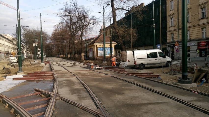 Kraków. Trwa walka z czasem, by w poniedziałek tramwaje wróciły na ulicę Dietla