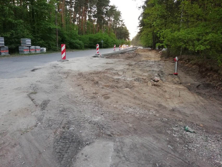 Trwa budowa ścieżki rowerowej wzdłuż drogi z Tomaszowa Maz. do Smardzewic [ZDJĘCIA]