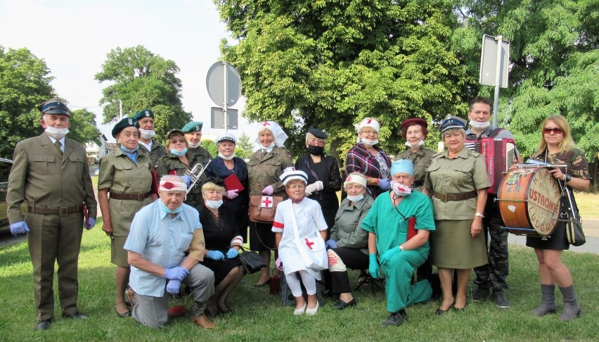Seniorzy ze Skierniewic patriotycznymi pieśniami uczcili rocznicę Bitwy Warszawskiej [ZDJĘCIA]