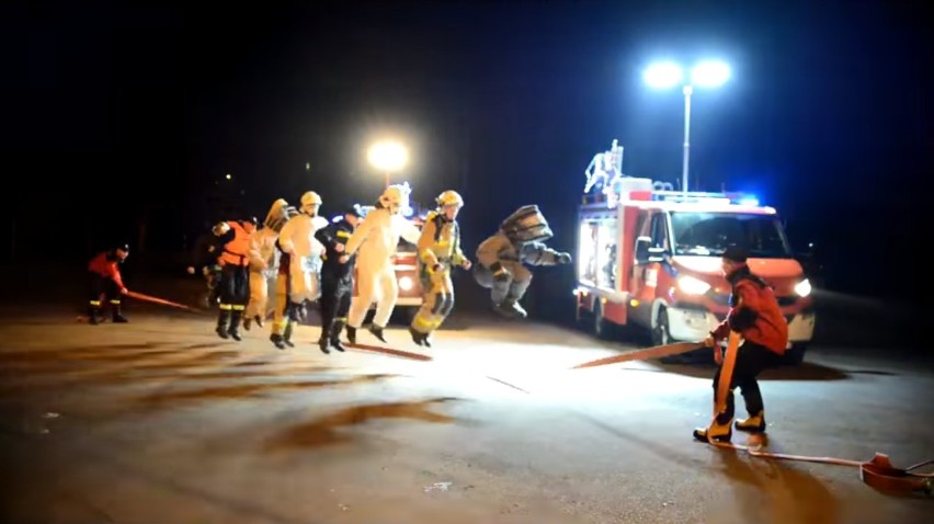Strażacy z gminy Brzyska wzięli w dłonie skakankę. Zachęcają do wsparcia zbiórki na lek, który może uratować życie chorej Ani