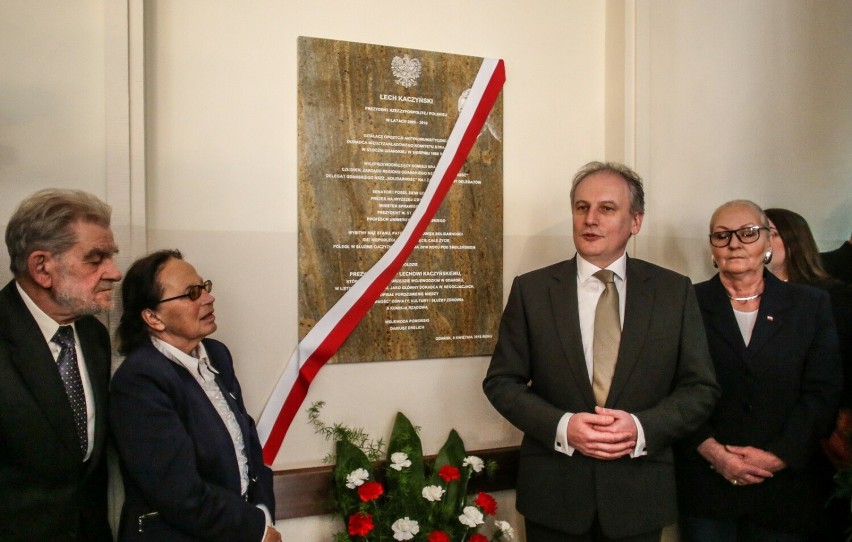 Uroczystość nadania imienia prezydenta Lecha Kaczyńskiego sali konferencyjnej w Pomorskim Urzędzie Wojewódzkim 8. kwietnia 2016