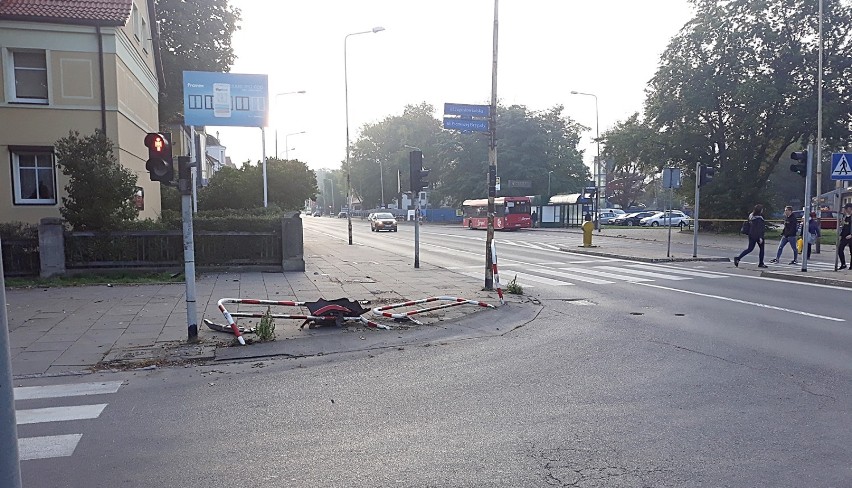 Nie wyrobiła na zakręcie. Rozbite auto, zniszczone barierki, 20-latka z mandatem  