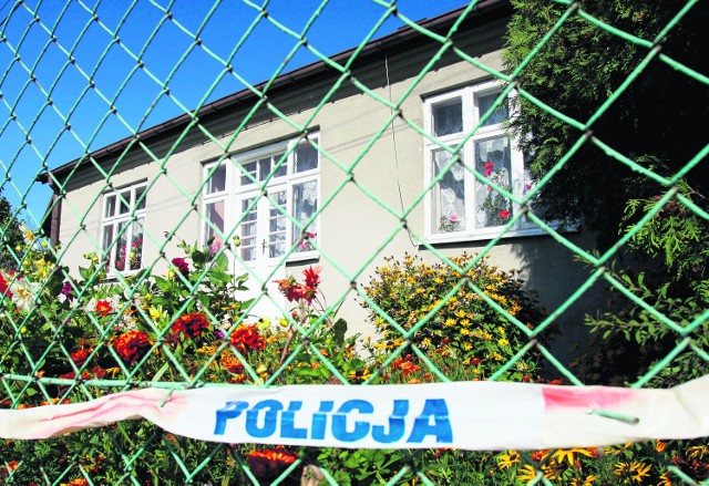 Teresa Ć. została zabita w domu swojej matki Heleny Ł. w Niegardowie. Zwłoki matki znaleziono w szopie obok
