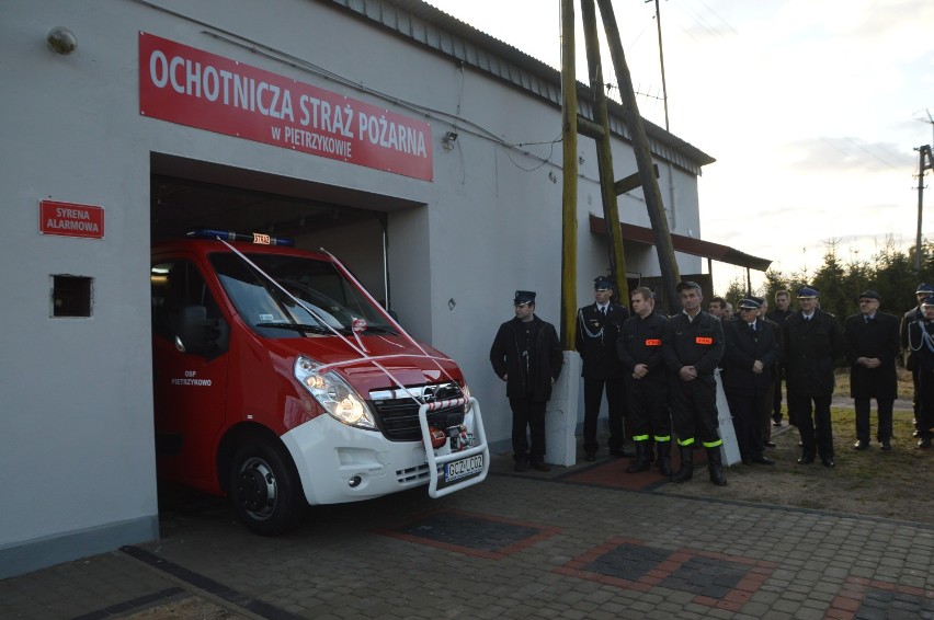 Strażacy z Pietrzykowa oficjalnie mają już nowego opla. Podczas przekazania było dużo podziękowań dla sponsorów (FOTO)