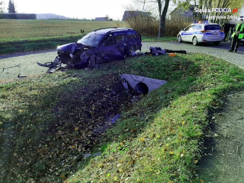 Samochód dachował na ulicy Libowiec w Jastrzębiu-Zdroju. Kierowca był pijany