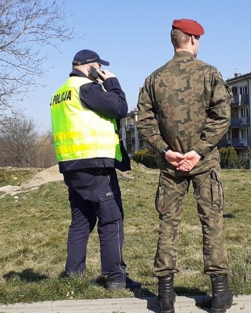 Żołnierze pomagają policjantom kontrolować poddanych kwarantannie