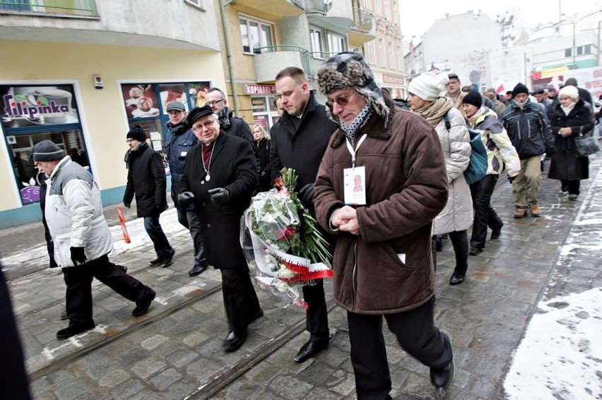 Wrocław: Prawo i Sprawiedliwość przeszło ulicami miasta (ZDJĘCIA)