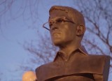 Edward Snowden doczekał się pomnika w Nowym Jorku. Odsłonili go anonimowi artyści (wideo)