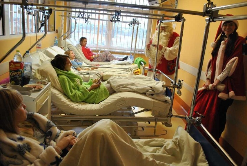 Szpital w Koninie odwiedził Święty Mikołaj