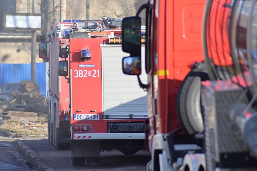 Płoną toksyczne odpady ukryte pod zawaloną halą byłej huty szkła w Wałbrzychu! Wśród nich plastiki z samochodów