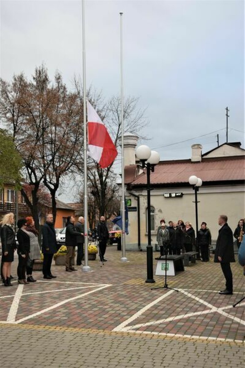 Dwa maszty flagowe stanęły przed Urzędem Miejskim w Opocznie ZDJĘCIA
