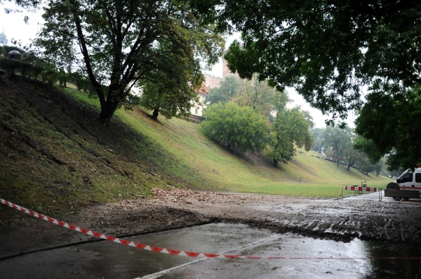 Ulewa odsłoniła ludzkie szczątki u stóp Wawelu