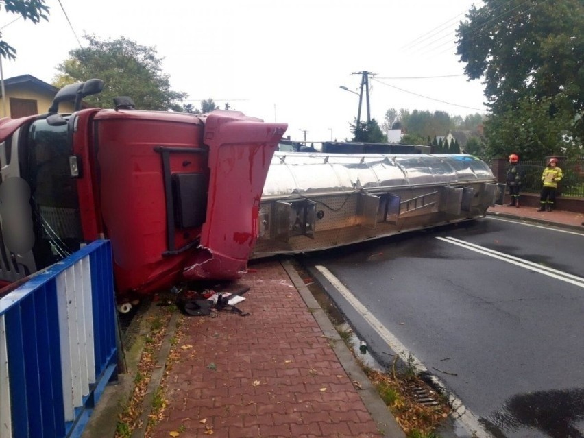 Łódzkie: Wypadek na DK nr 48! Przewróciła się cysterna. Policja wyznaczyła objazdy. ZDJĘCIA