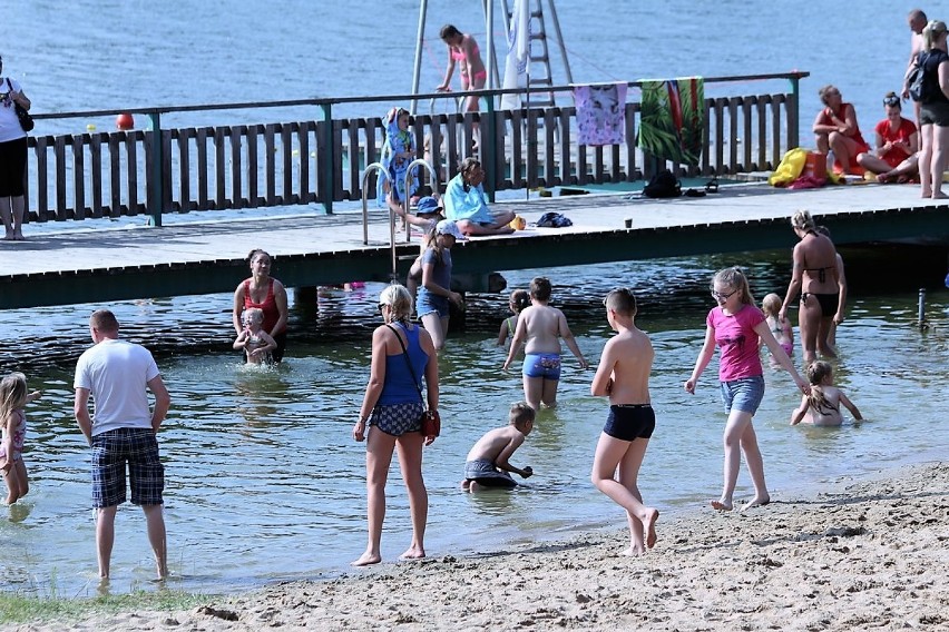 Słoneczna niedziela na plaży przed Zaciszem