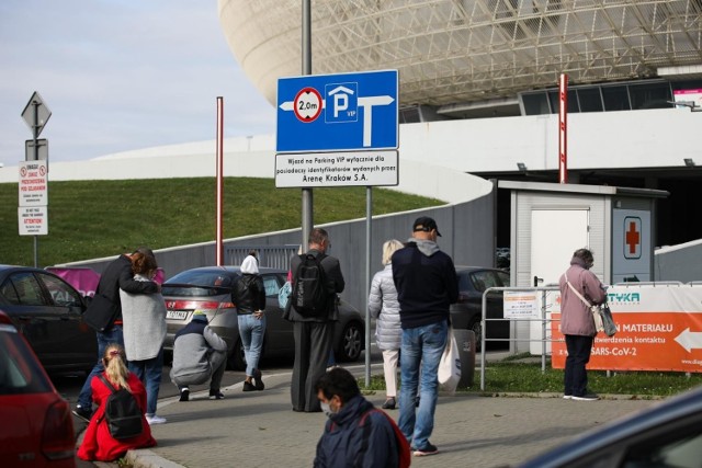 Kolejka do punktu pobrań wymazów do testu na koronawirusa przed Tauron Areną Kraków