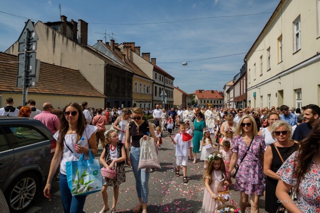 W procesji Bożego Ciała 2022 ulicami tarnowskiej Starówki wzięły udział tłumy wiernych - mieszkańców całego Tarnowa