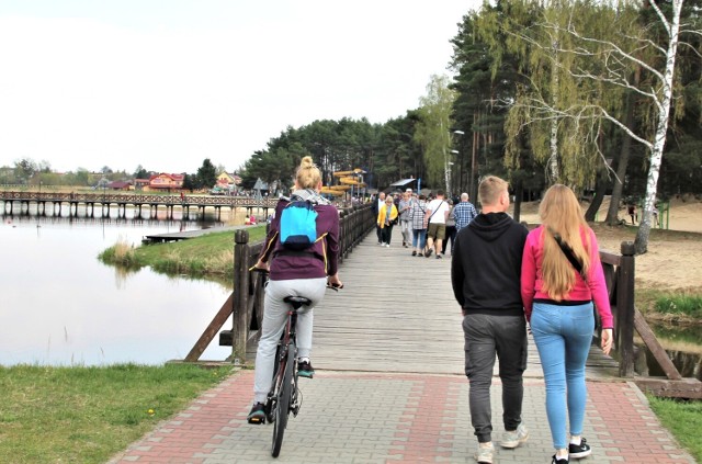 W sezonie turystycznym przybywają tam tłumy. Na razie plażowicze nie mogą się na miejscowym kąpielisku kąpać