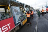 Poznań: Koło mostu Dworcowego dźwig zderzył się z tramwajem [ZDJĘCIA, WIDEO]