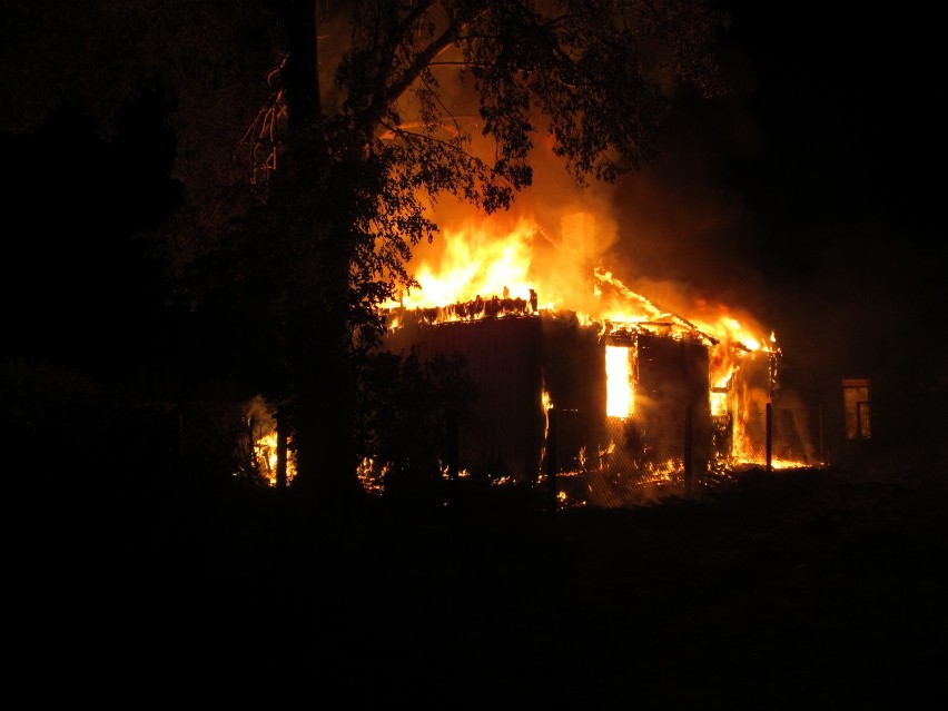 Łęczyca: Pożar na ulicy Kochanowskiego. Zapalił się opuszczony dom