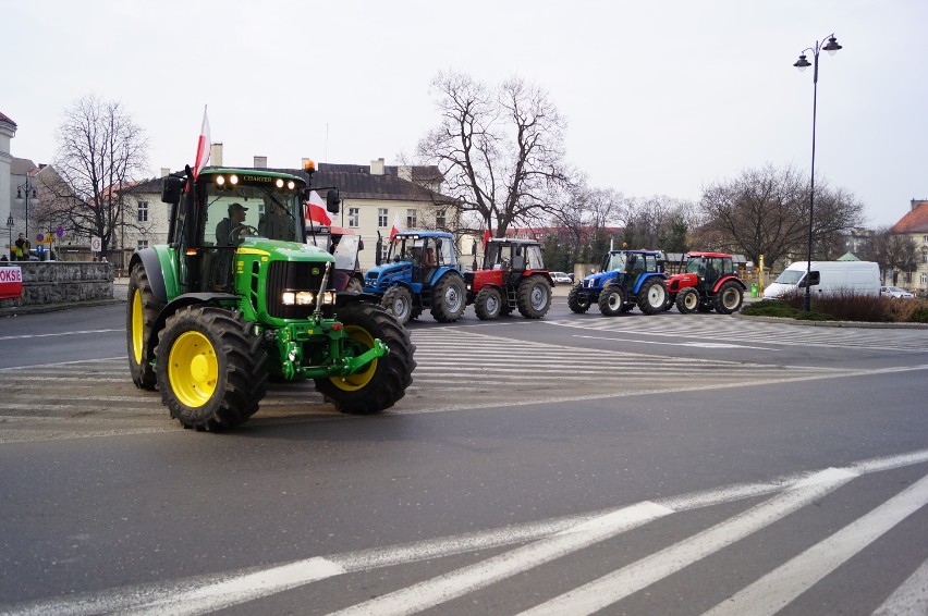 Protest rolników z powiatu kaliskiego. Traktorami wjechali...