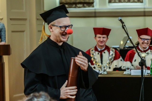 Doktor Przemysław Grzybowski z UKW od ośmiu lat udziela się w ruchu doktorów - klaunów Patcha Adamsa.