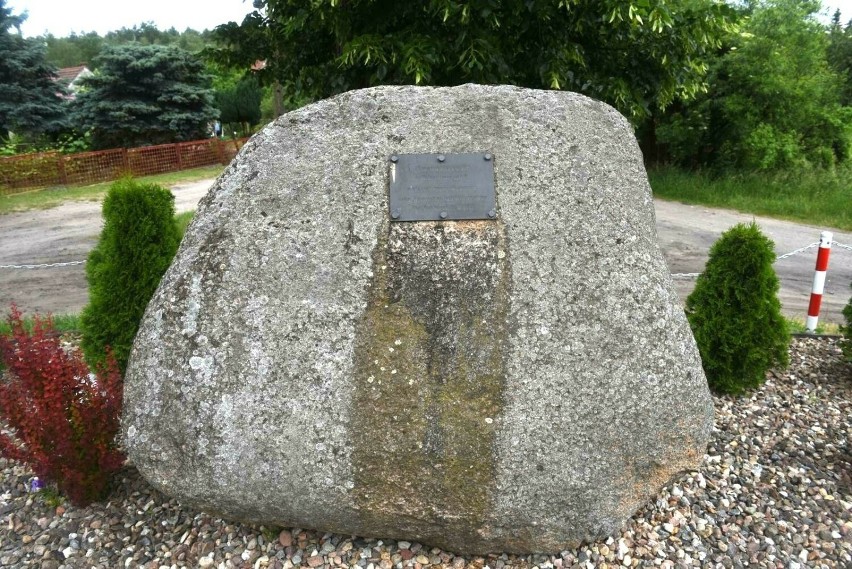 Pomnik upamiętniający uderzenie meteorytu w Wilkanowie...