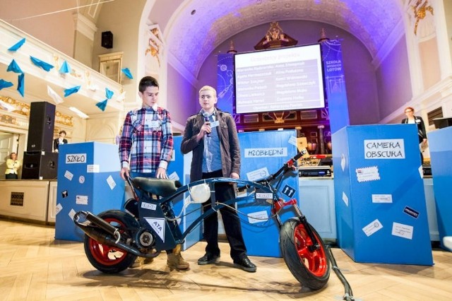 Gimnazjum z Budzynia na podium projektu eSzkoła [FOTO]

Motor uczniów z Budzynia utorował im drogę do trzeciego miejsca na podium w projekcie "eSzkoła - Moja Wielkopolska&#8221;. W nagrodę cały zespół uczniowski otrzymał konsole do gier, opiekunce wręczono notebooka, a w Gimnazjum im. Powstańców Wielkopolskich zamontowana zostanie tablica interaktywna.