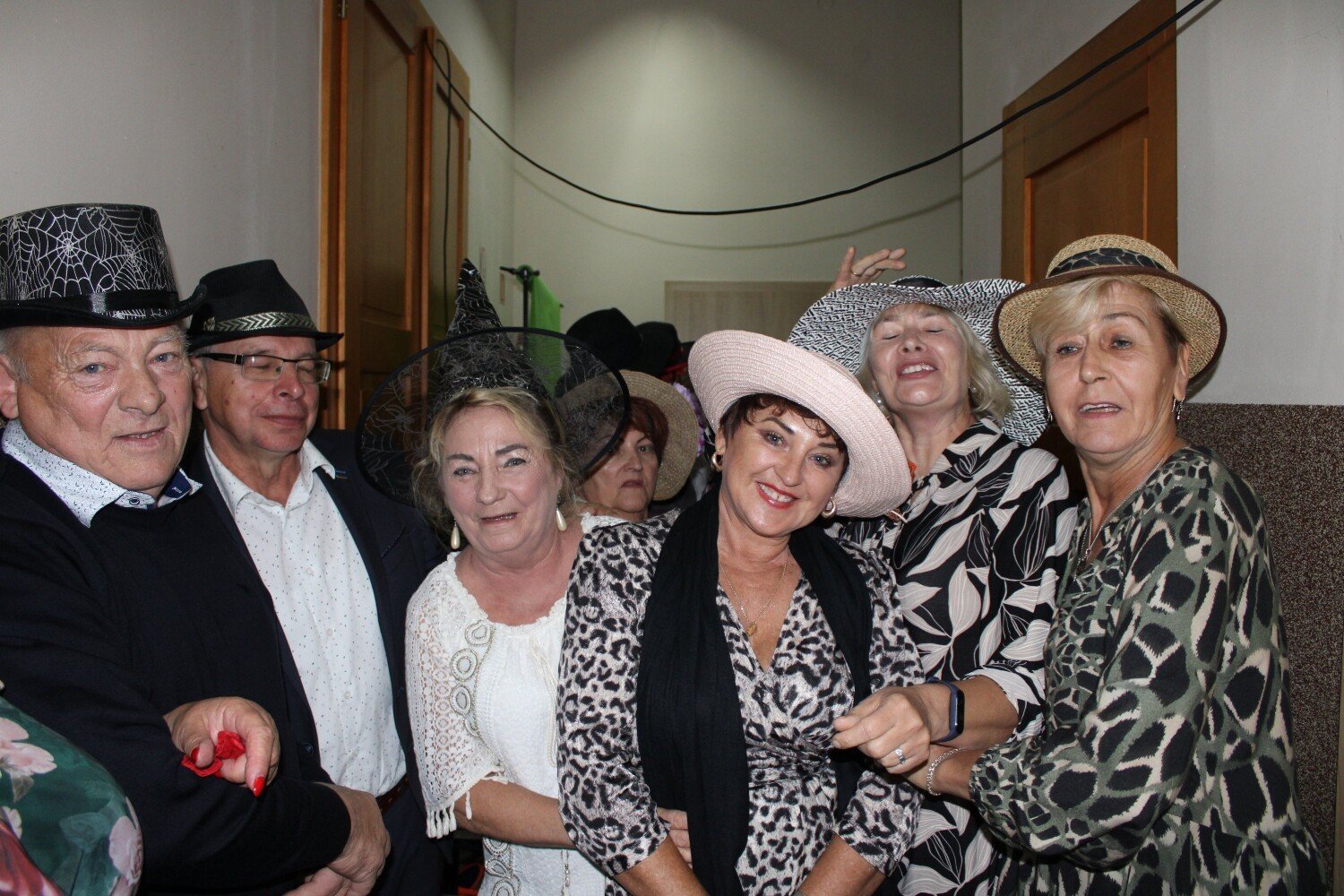 Seniorzy z Gminy Żukowice na balu „Kapelusze mają dusze” | Głogów Nasze  Miasto