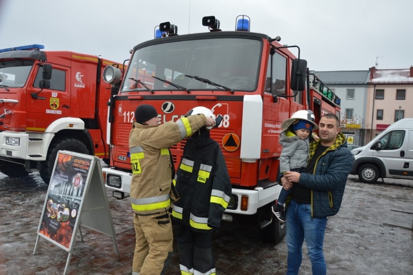 Orkiestra Świątecznej Pomocy gra już od samego rana. Na pl. Kościuszki działają strażacy, WOPR-owcy i strzelcy. Demonstrują swój sprzęt FOTO