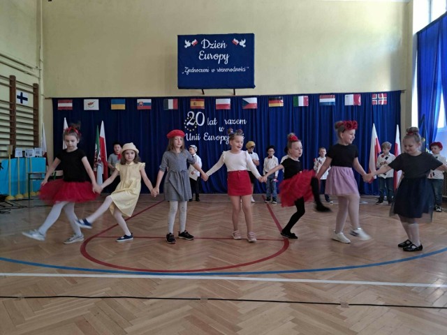 Uczniowie SP 6 w Gorzowie świętowali Dzień Europy i 20. rocznicę wstąpienia Polski do Unii Europejskiej.