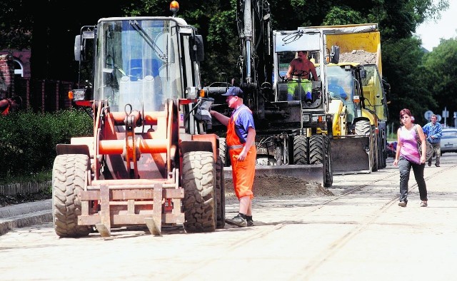 Robotnicy w tym tygodniu rozpoczną wylewanie asfaltu na wyremontowanym odcinku