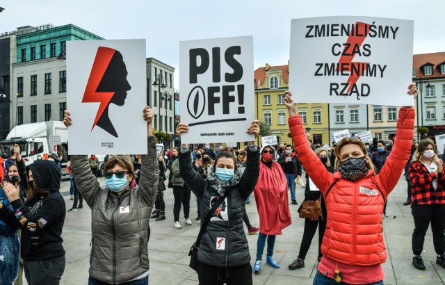 W środę od g. 12.00 trwał strajk kobiet w Bydgoszczy. Uczestnicy protestu zebrali się na Starym Rynku, skąd przed godz. 14.00 wyruszyli na bydgoskie ulice, by tam manifestować swój sprzeciw wobec orzeczenia Trybunału Konstytucyjnego w sprawie aborcji.