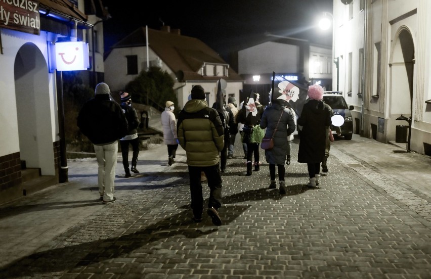 Znów protestowali w Lublińcu. Z flagami Strajku Kobiet przeszli przez miasto