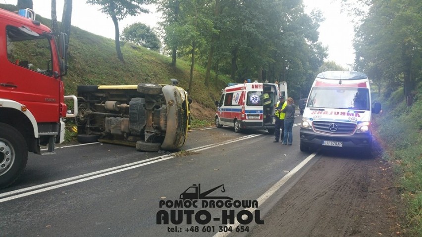 Wypadek w Olbięcinie. Bus przewrócił się na bok, dwie osoby ranne (ZDJĘCIA)