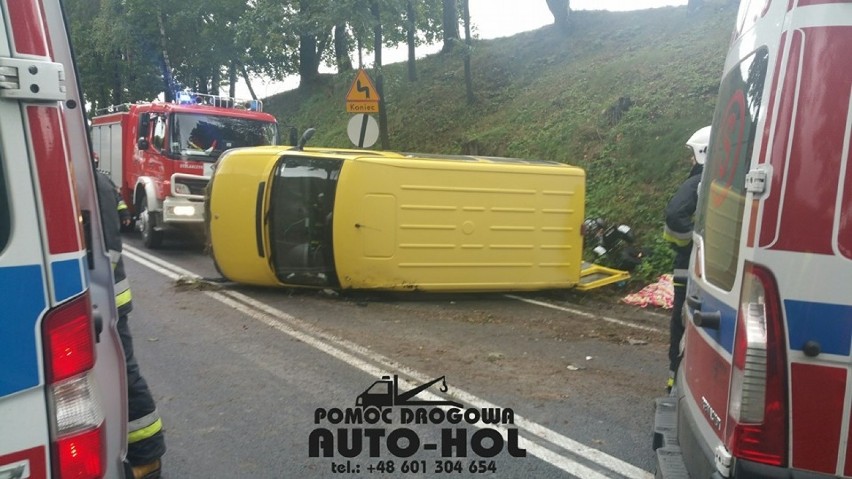 Wypadek w Olbięcinie. Bus przewrócił się na bok, dwie osoby ranne (ZDJĘCIA)
