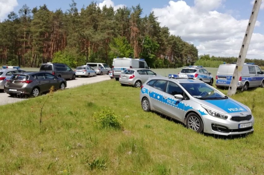 Ponad 100 policjantów i strażaków szukało 27-letniej kobiety, a ona... [ZDJĘCIA]