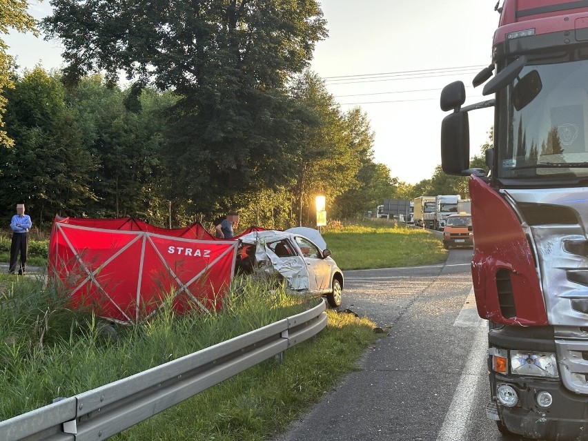 Śmiertelny wypadek na dk 74 w powiecie wieluńskim. Po zderzeniu z ciężarówką zginął 62-letni kierowca ZDJĘCIA