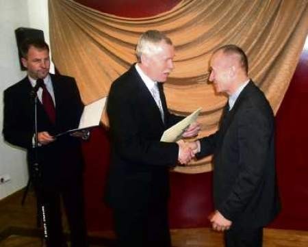 Prezydent Tadeusz Wrona wręcza wyróżnienie Bogdanowi Wszołkowi szefowi częstochowskiego planetarium.