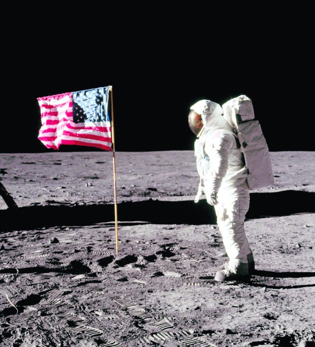 Widzieliśmy to w telewizji. Amerykanie przespacerowali się po Srebrnym 
Globie, zostawili na nim flagę i pamiątkową tablicę. Był rok 1969