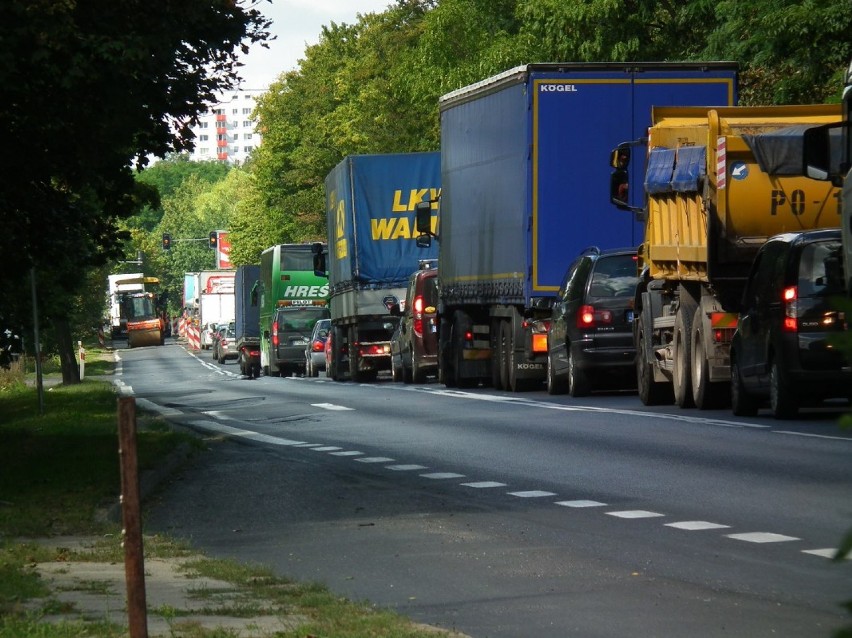 Wymiana nawierzchni na ulicy Lechickiej - Tworzą się ogromne...