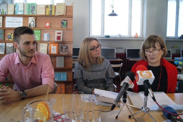 Krystyna Rygiel i Katarzyna Urbaniak współorganizatorki Międzynarodowego Strajku Kobiet w Kaliszu oraz wspierający akcję Igor Sulwiński, przewodniczący Młodzieżowej rady Miasta