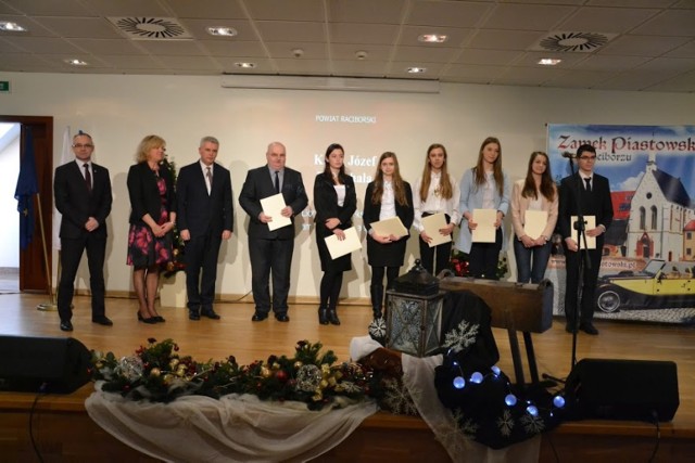 W sali konferencyjnej na Zamku Piastowskim w Raciborzu, odbyła się uroczystość wręczenia dyplomów Prezesa Rady Ministrów, stypendystom z terenu Delegatury w Rybniku.