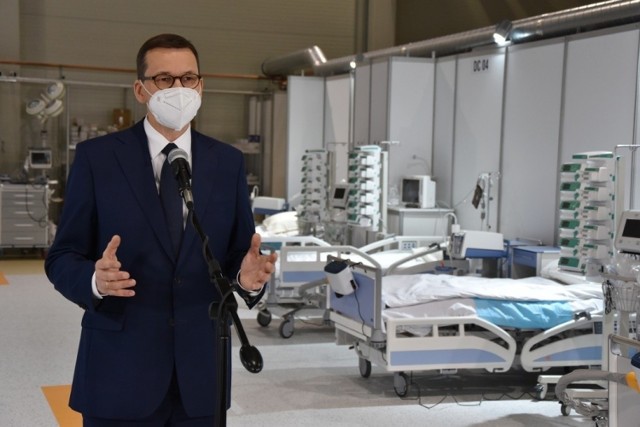 Wizyta premiera Mateusza Morawieckiego w szpitalu tymczasowym w hali EXPO w Krakowie