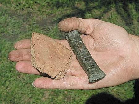 Łosień wciąż zaskakuje archeologów. Odnaleźli m.in. podkładki i siekierkę z okresu brązu. Fot. O. Górny