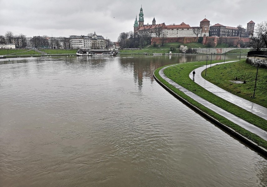 Kraków. Od wielu dni pada deszcz. Podniósł się poziom wody w rzekach [ZDJĘCIA]